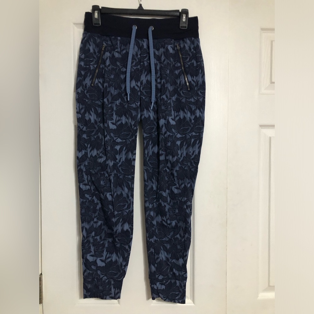 Athleta blue floral‎ Jogger Pants women’s size 0 zip pockets athletic wear